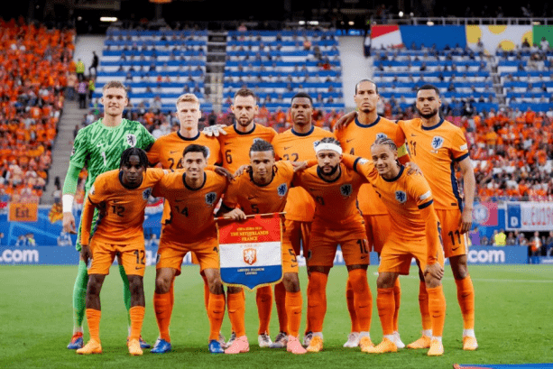 羅慶祝進球,時遭瓶擊,看臺可樂瓶,乐鱼体育,乐鱼体育官网,中国乐鱼体育,乐鱼体育入口